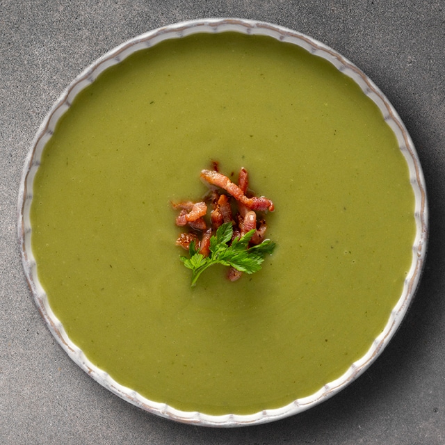 Soupe aux pois belge avec des lardons fumés